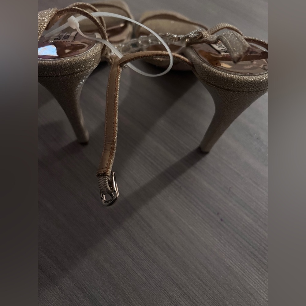 Elegant Gold Strappy Heels - Picture 4 of 4